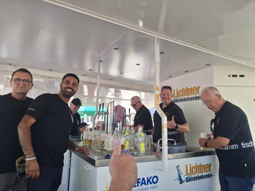 Helfer am Bierstand beim Feuerwehrfest