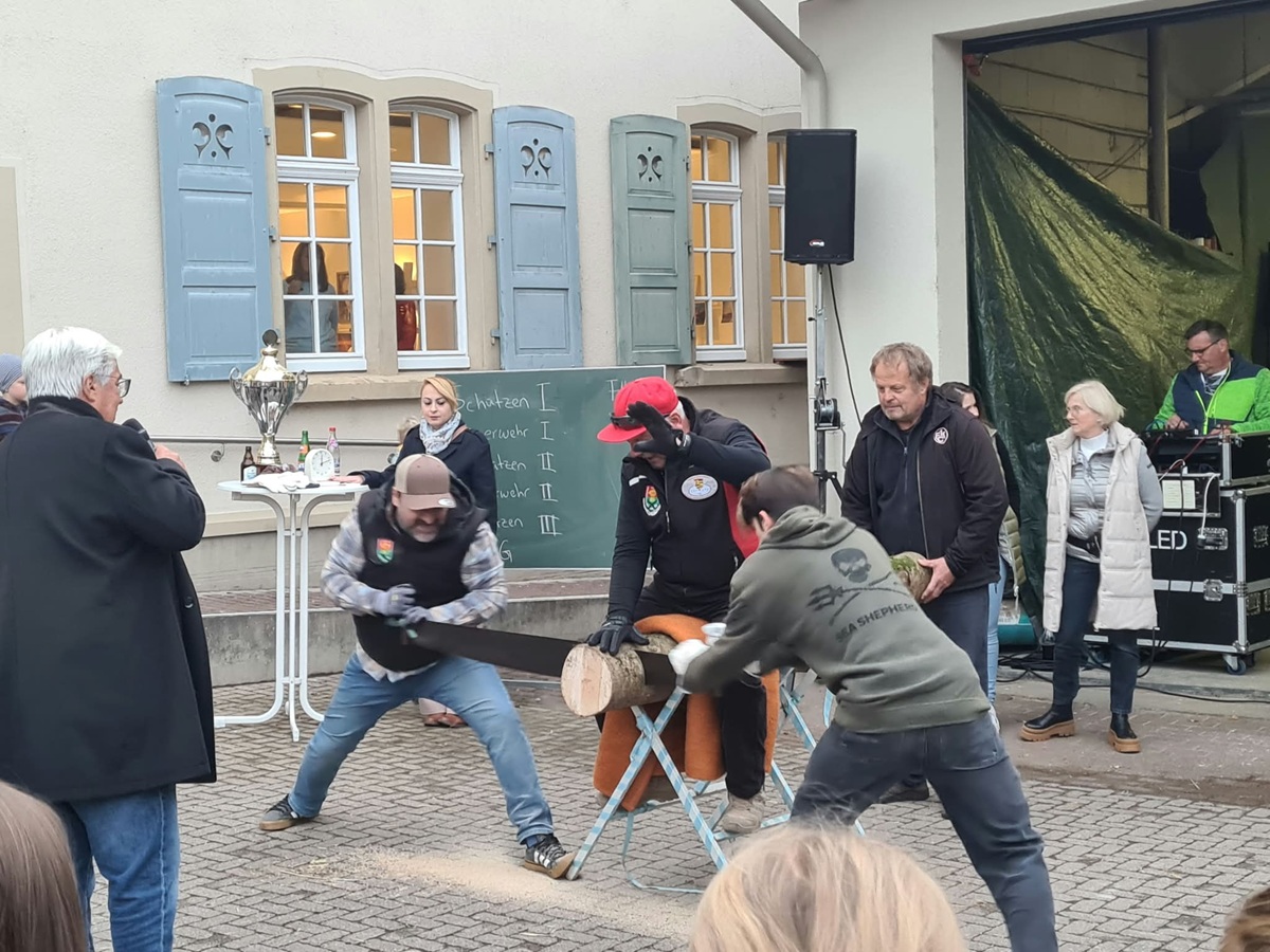 René Maisenhelder, Paris Carl und Karl-Heinz Klein beim Sägen