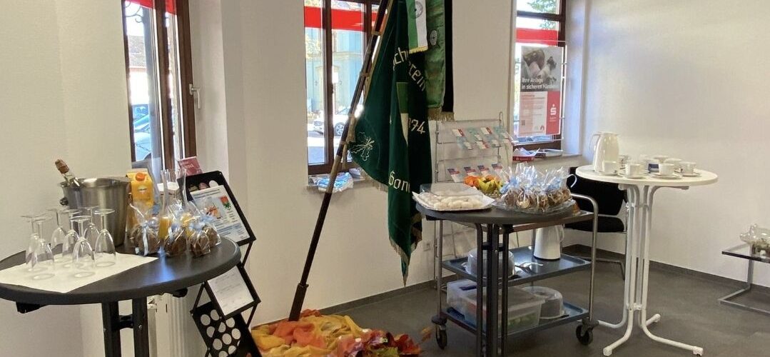 Kaffee und Kuchenausgabe am Weltspartag 2025