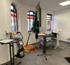 Kaffee und Kuchenausgabe am Weltspartag 2025