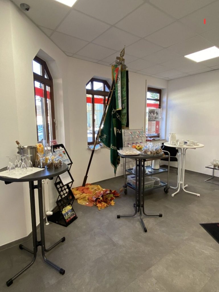 Kaffee und Kuchenausgabe am Weltspartag 2025