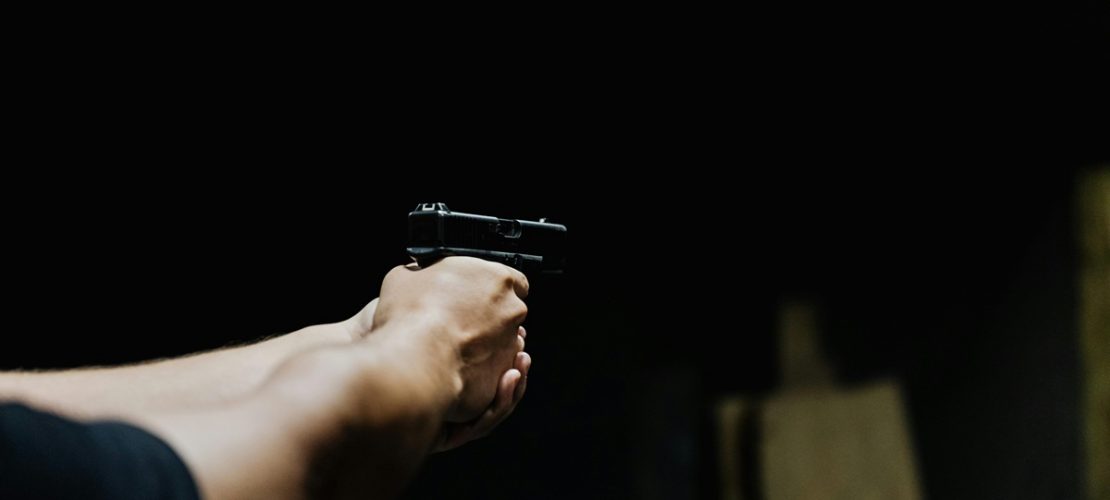 Pistole im Anschlag