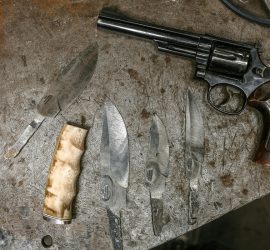 Revolver und Messer