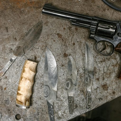 Revolver und Messer